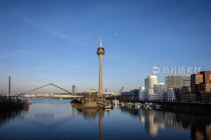 莱茵塔(Rhine Tower)， Rheinkniebrücke，莱茵河上的人行桥和Düsseldorf MedienHafen(媒体港)的天际线，包括盖里建筑，Neuer Zollhof